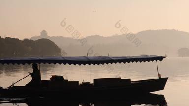 杭州西湖湖面游船手划船晨曦空镜